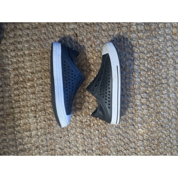 Unisex Bundle Of  2 Pairs Shoes Size 2  Red Vans Black Skechers. Light Wear. - Picture 3 of 16